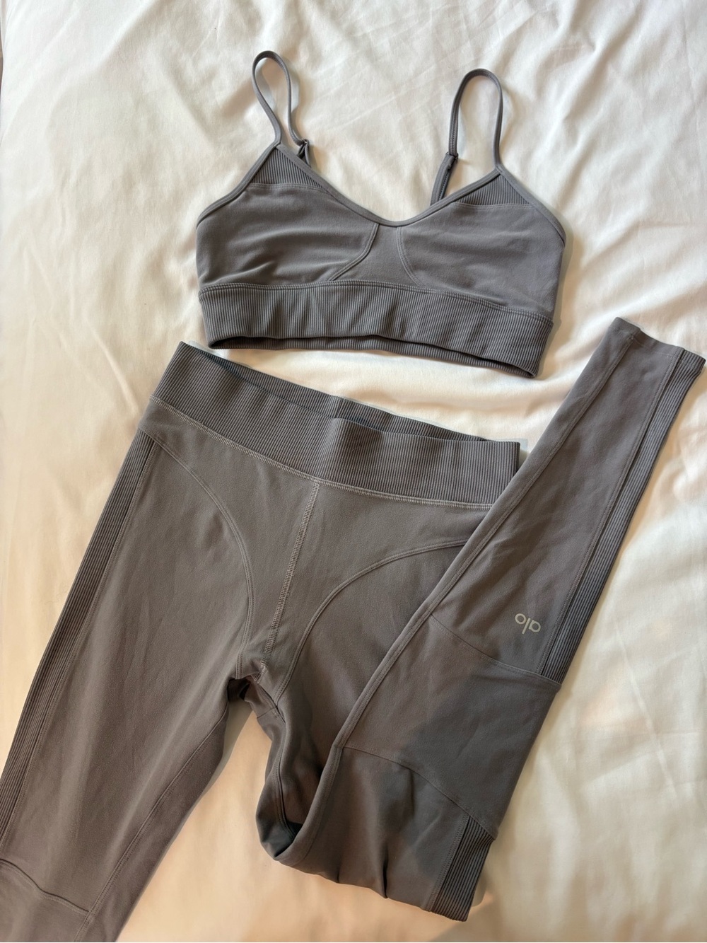 ALO Yoga Alosoft Head Start Bra & High-Waist Head Start Leggings Set – Fog